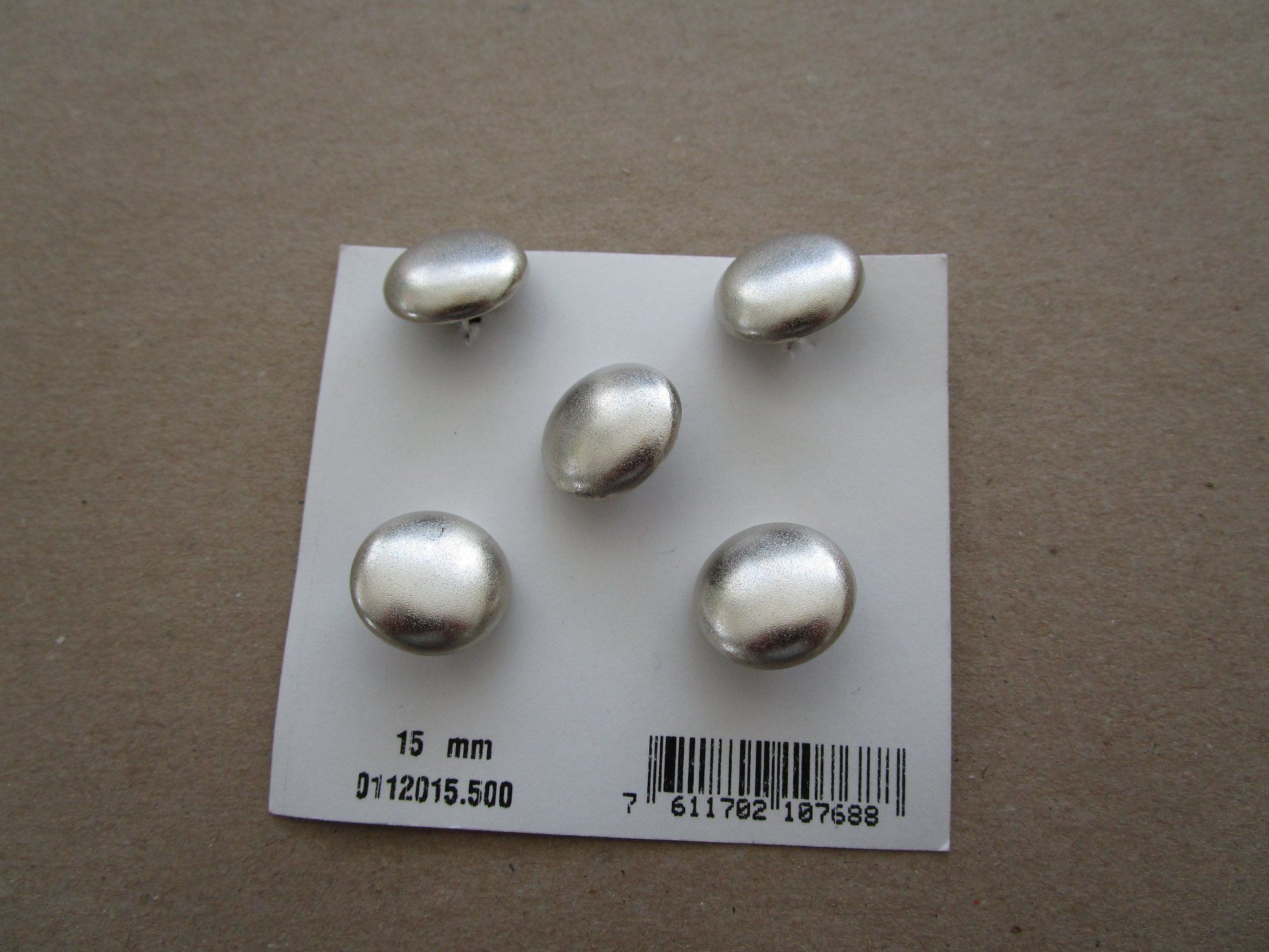 Boutons: Knöpfe 15mm – Neuf avec emballage d'origine à Grenchen par Uhus15