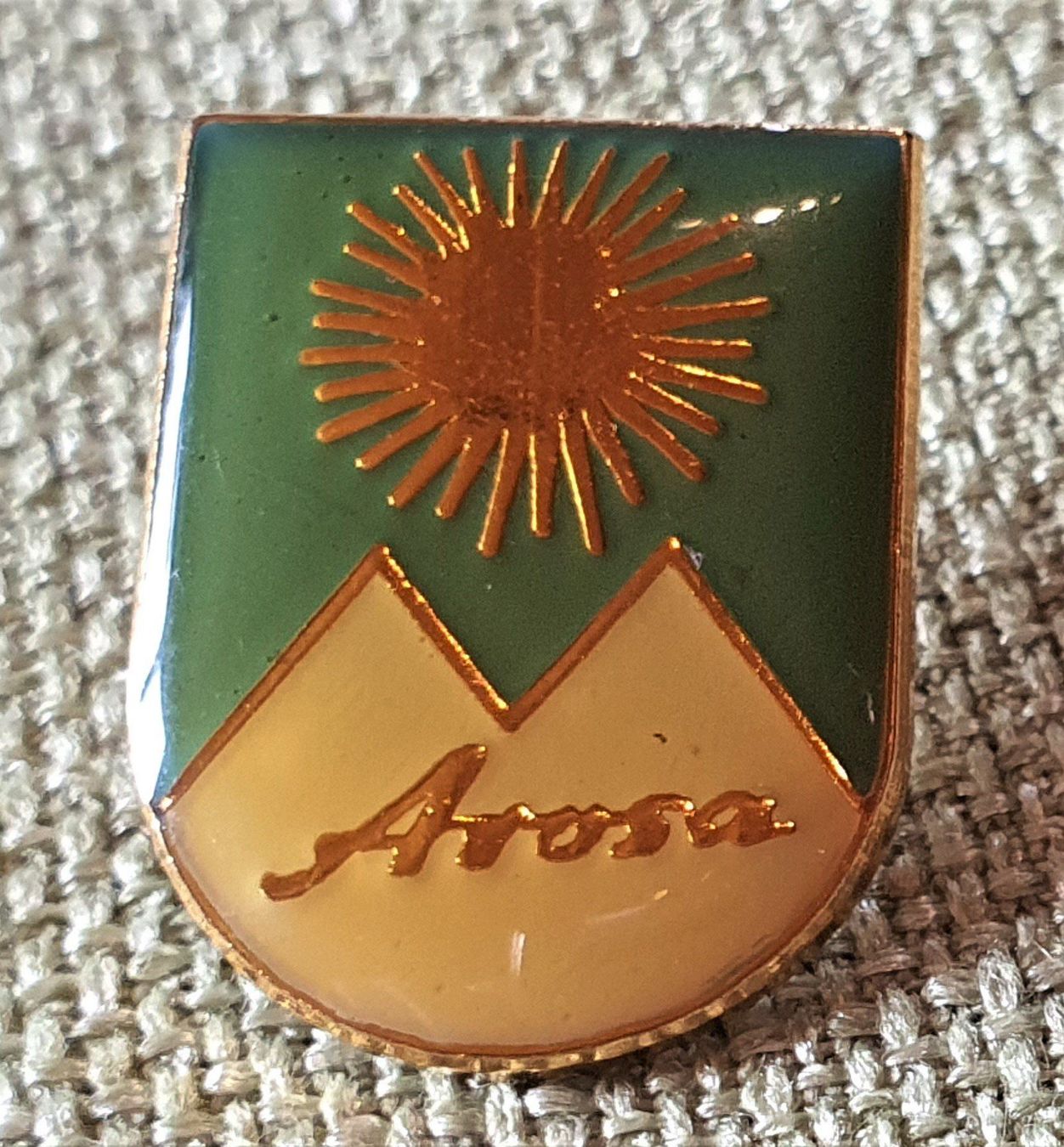 Placchette & Badge: E903 - Pin Arosa Sonne & Berge Suisse – Usato da Reinach BL venduto da Boston-Verkauf