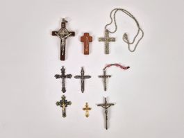 Set aus 9 diversen Kreuzanhängern