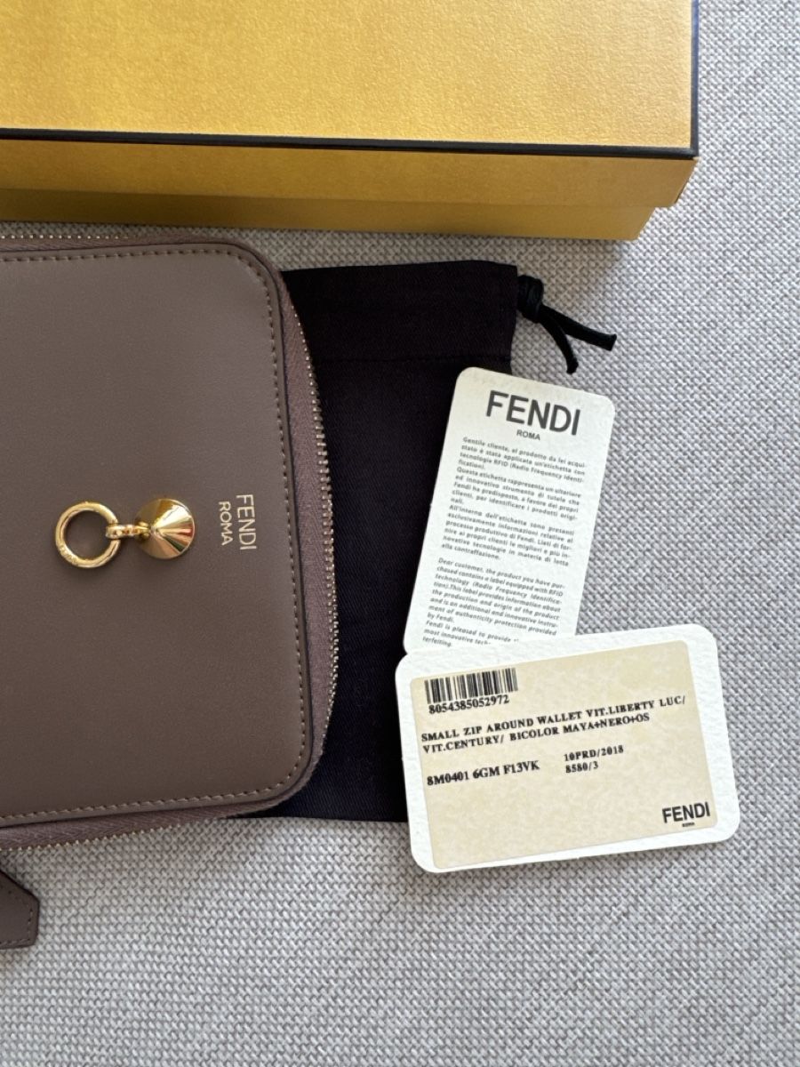 Fendi Portamonete: Fendi Portefeuille zippé – Nuovo (secondo la descrizione) da Les Acacias venduto da Janar 3