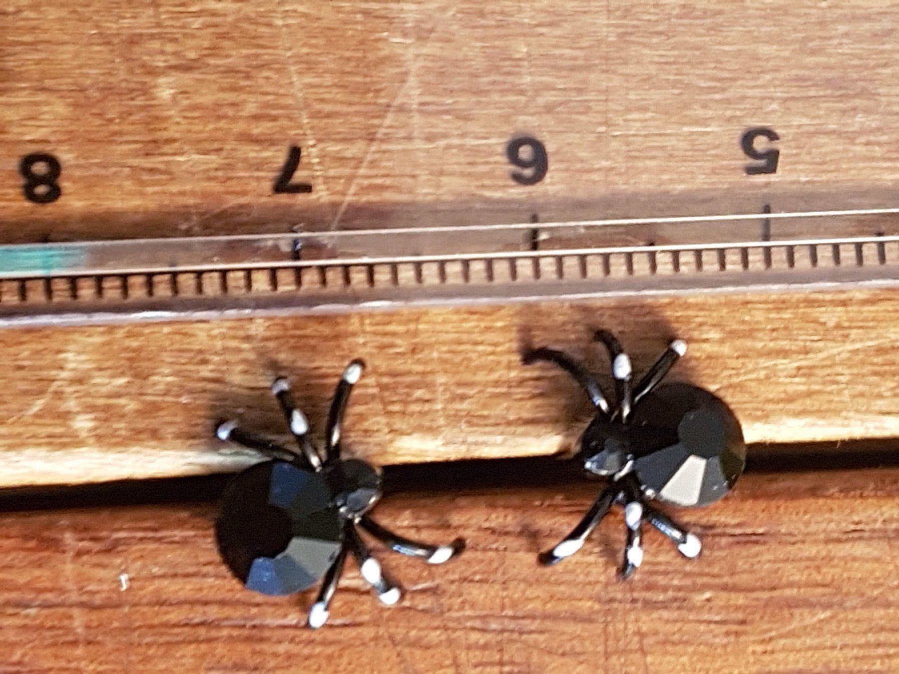 Orecchini pendenti & Orecchini a lobo: Ohrstecker schwarz facettiert Krebs, Käfer 6-Beiner – Usato da Ettingen venduto da Maranathatalitha 2