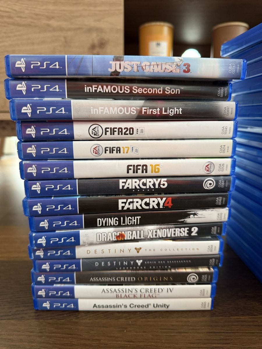 Sony Konsolen: PlayStation 4 Pro Spiderman Edition + 33 games + 2 controlle – Gebraucht aus Kloten von Friendly_Collector 2