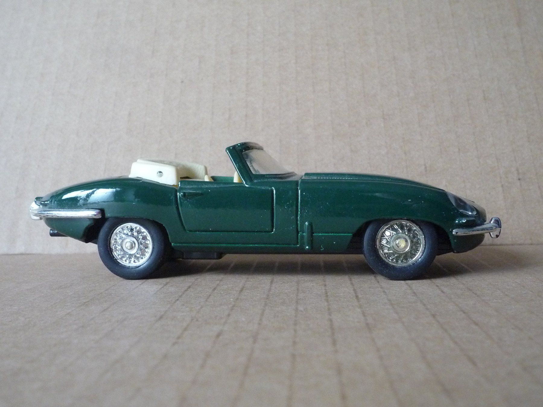 Jaguar Modellini d'auto: MC Toy Jaguar E Cabriolet 1:38 grün Pull-Back-Action – Usato da Flims Waldhaus venduto da Gutveina 4