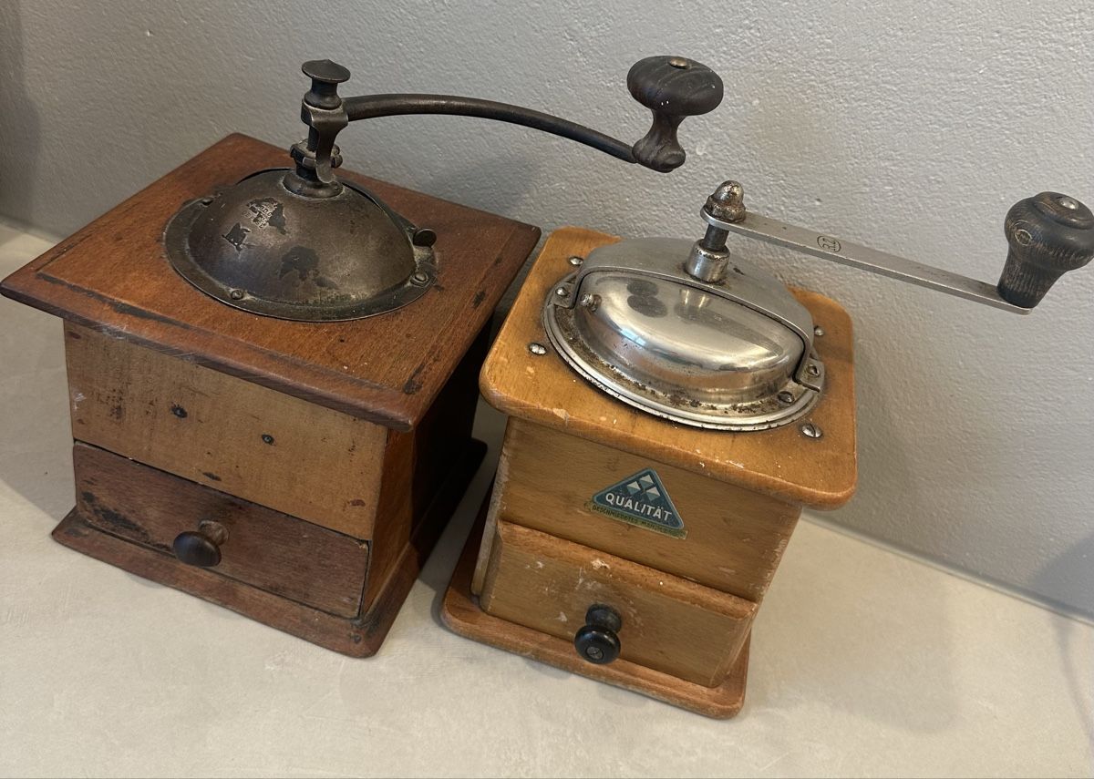 Elettrodomestici da cucina: 2x Antike Kaffeemühlen aus Holz – Usato da Nebikon venduto da Vanessa2003