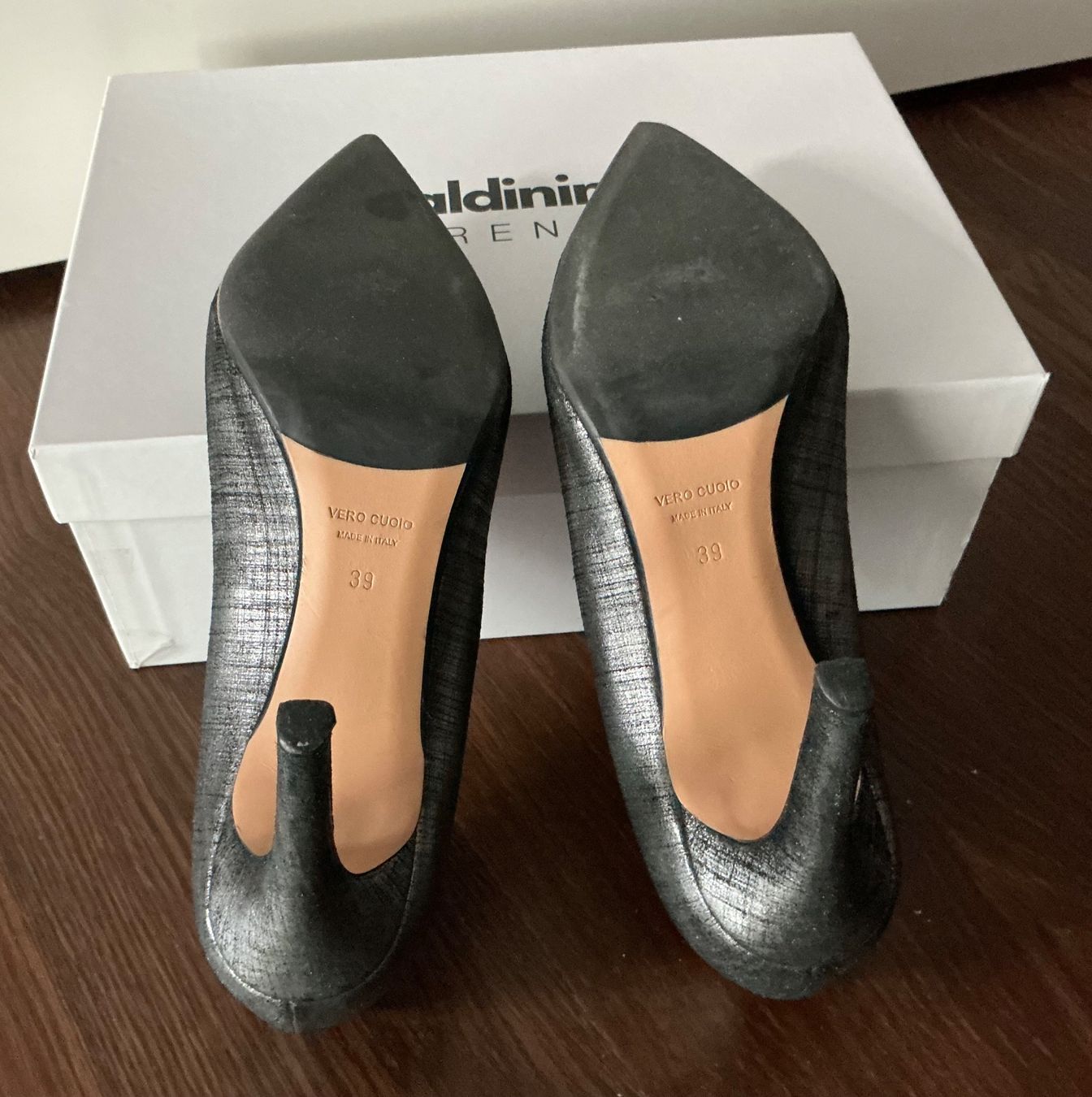 Baldinini Scarpe da donna: Baldinini gray/silver leather pumps 39 – Usato da Basel venduto da 18Inspiration 4