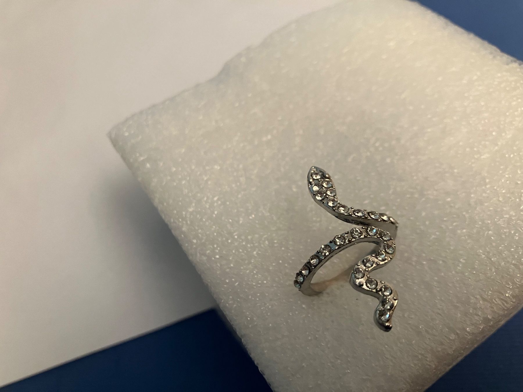 Anelli: Schöner Modeschmuck,Schlangenförmiger Ring mit Strasssteinen – Nuovo (secondo la descrizione) da Affoltern am Albis venduto da Dlotti 3