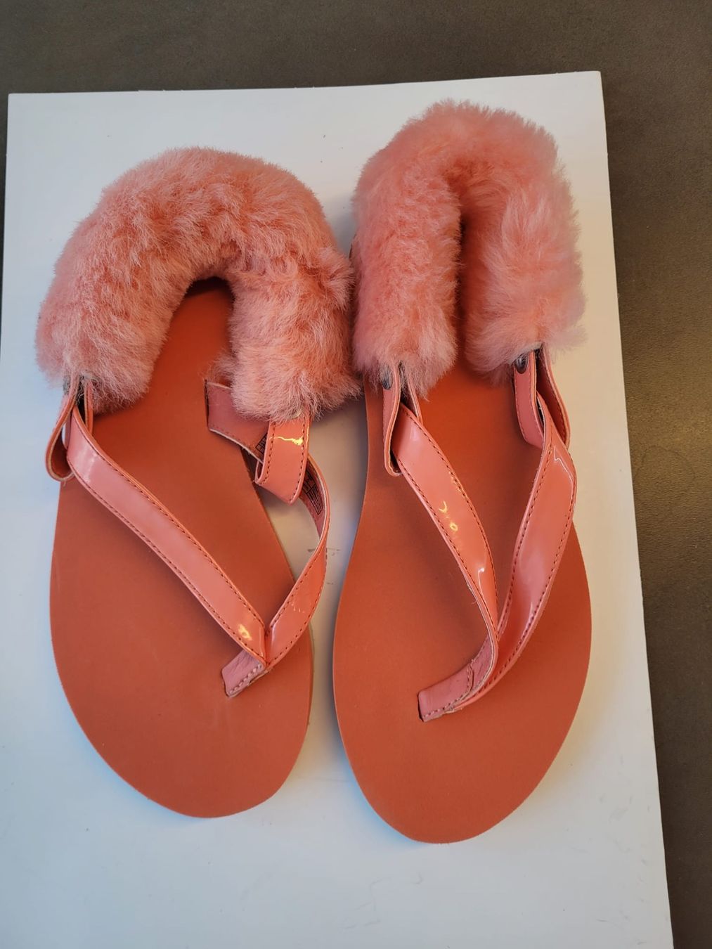 Ugg Scarpe da donna: UGG Flip Flops mit Fell, Koralle, Gr. 38, NEU – Nuovo (secondo la descrizione) da Basel venduto da sep_sn6x