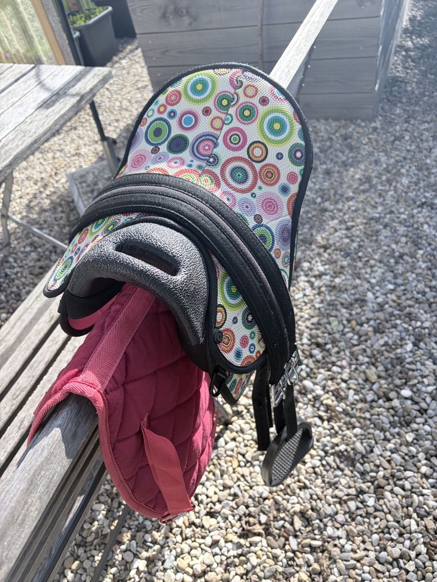 Selle & Accessori: Pferdesattel und Schabracke – Usato da Schüpfheim venduto da Nody05 1