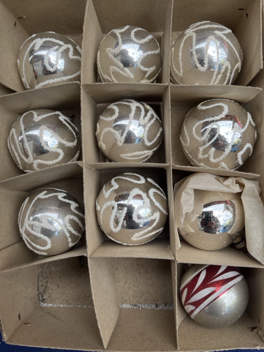 Tutte le decorazioni: Alte Weihnachtskugeln silber mit Dekor im Karton gebraucht – Usato da Brienz BE venduto da hey_z9vg