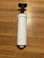 Praktische weisse Luftpumpe - Pompe à air blanche pratique