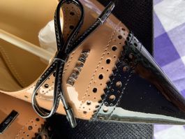 Ballerine “Prada” con punta, in vernice bicolore