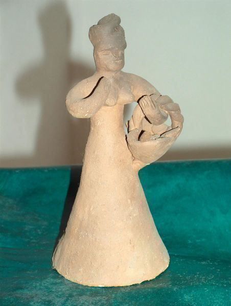 Figuren: Weibliche Terracotta- Figur (Nr. 2) mit Korb – Gebraucht aus Geroldswil von ARTEFACTO 3