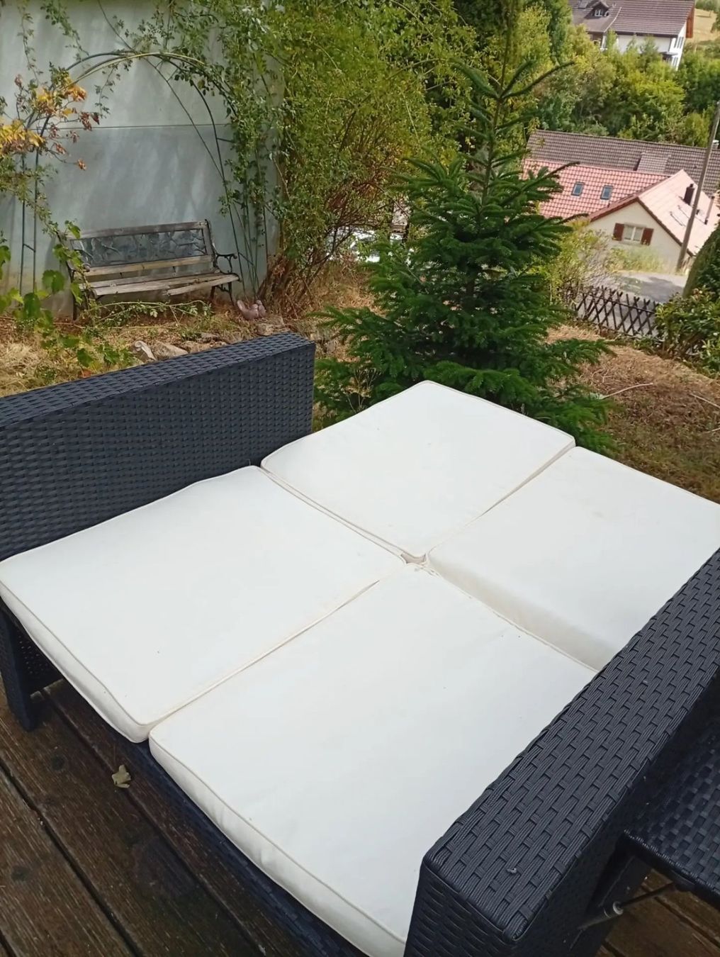 Sofas: Gartensofa Polyrattan schwarz mit weissen Polstern – Defekt aus Bretzwil von Siegu 2