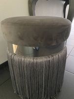 Sitzhocker mit Fransen