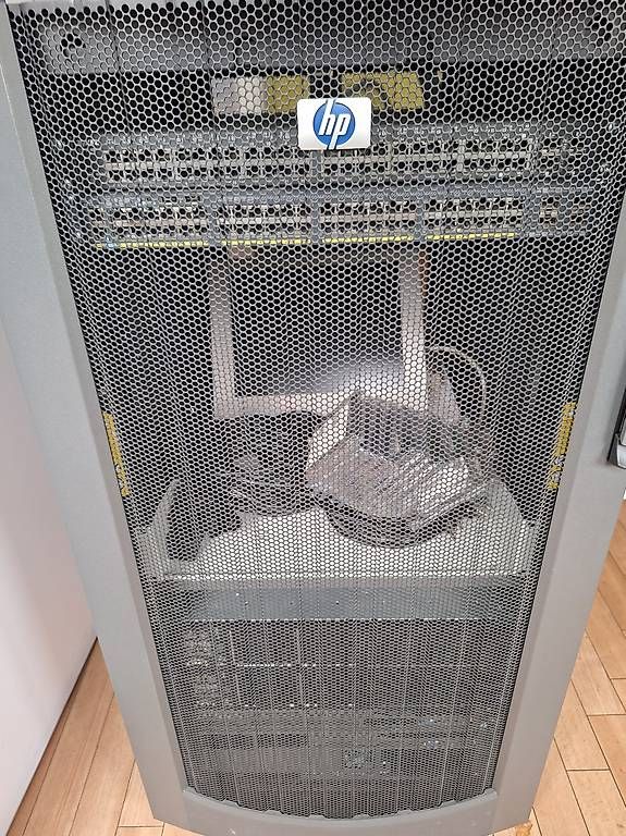 Racks & Supports: HP Serverrack 22 HE inkl. 3 HP Server – D'occasion à Allschwil par Novi1