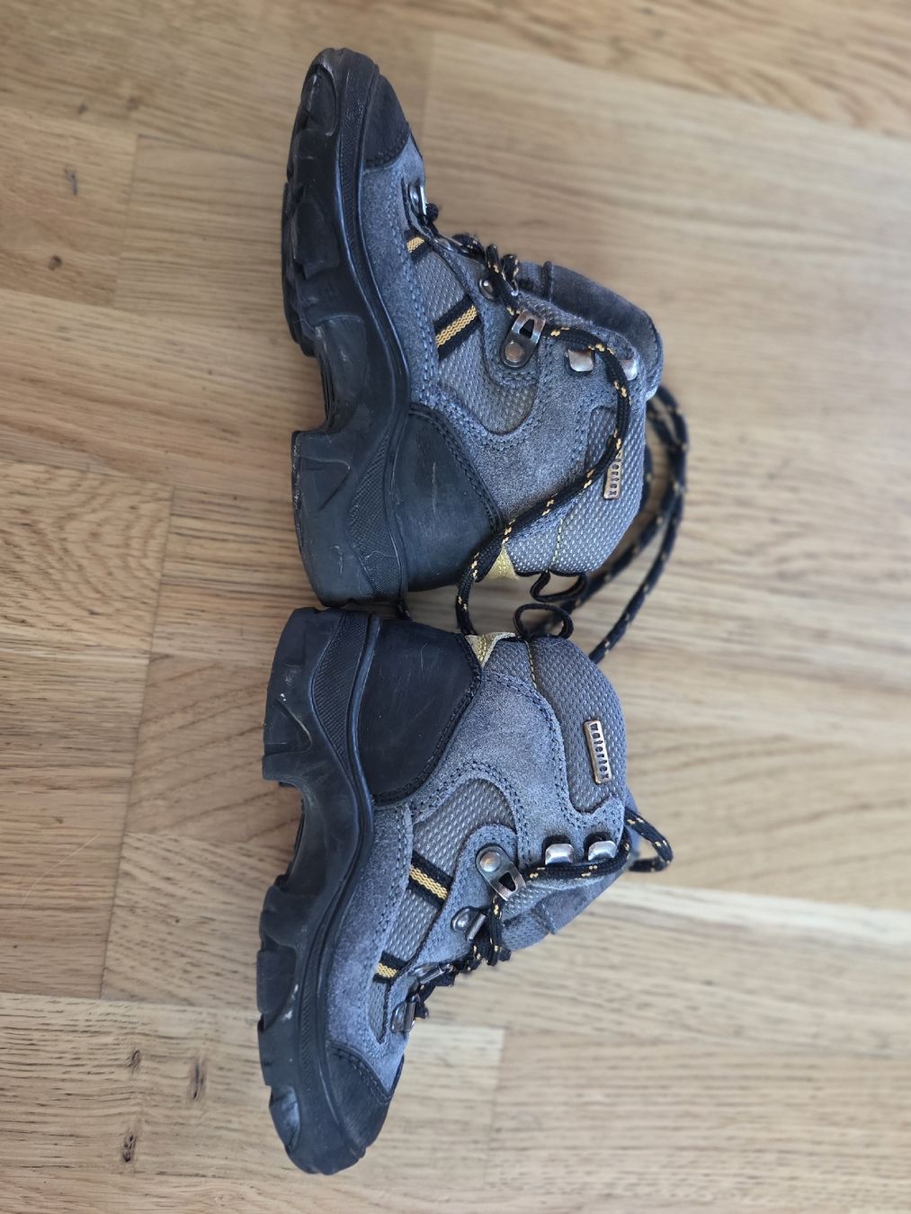 Chaussures garçon: Kinder Wanderschuhe Grösse 26  – D'occasion à Oberurnen par Mar_Sa29.09 1