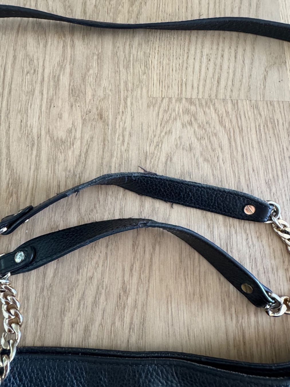 Michael Kors Taschen für Damen: Schwarze Michael Kors Handtasche mit Golddetails – Gebraucht aus Inwil von san_zh 6