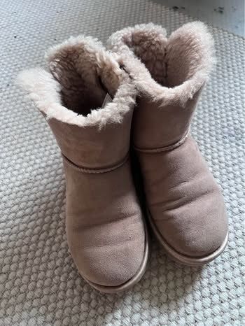 Ugg Damenschuhe: UGG Boots mini Bow Gr.38 – Gebraucht aus Auslikon von Jsa0 5