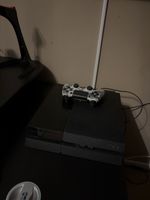 Playstation 4 und Controller