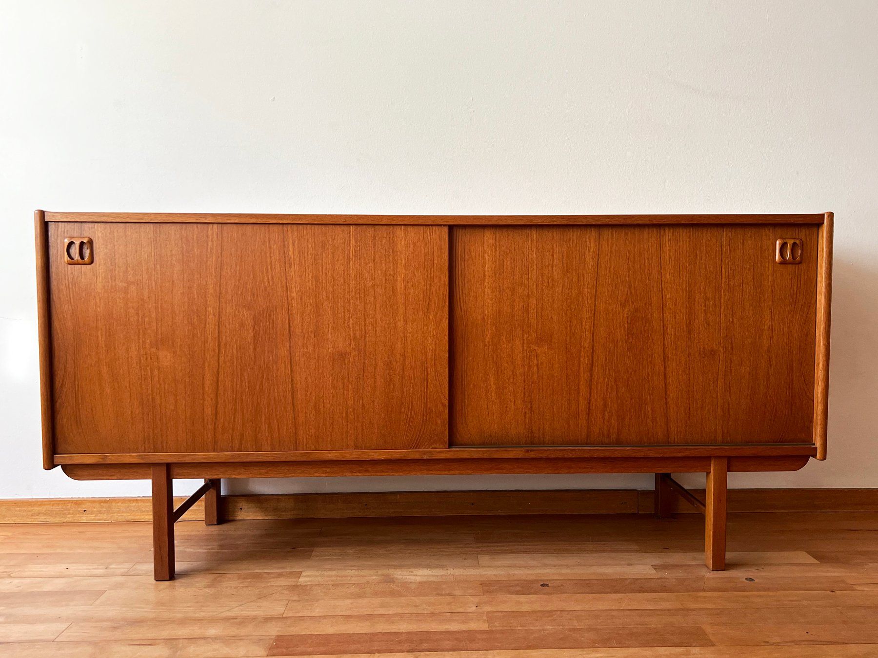 Credenze: Mid Century Danish Teak Credenza – Usato da Basel venduto da Josy_Baker_1906 8