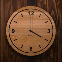 Wanduhr aus Eichenholz mit Ziffern und Kreis – Rohholzeffekt