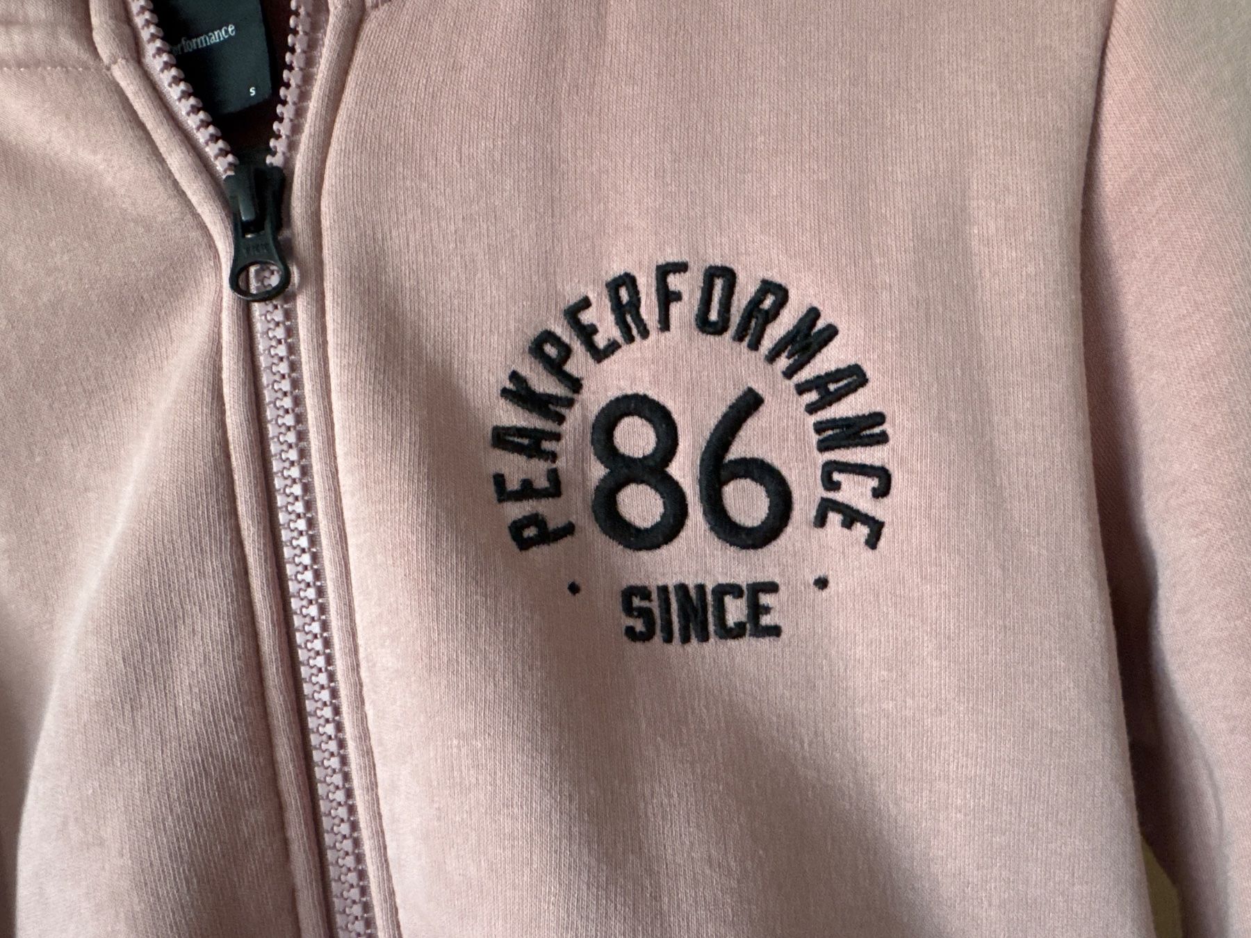Peak Performance Giacche: Peak Performance Hoodie Grösse S rosa – Usato da Winterthur venduto da britsi 1