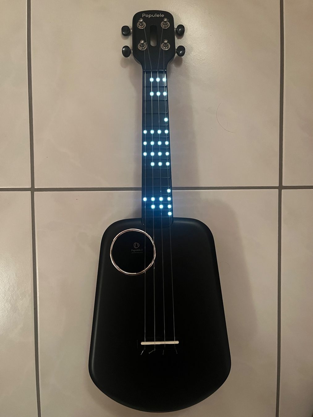 Strumenti musicali: Populele 2 Ukulele schwarz mit LED Griffbrett – Usato da Ernetschwil venduto da Thies.Ray