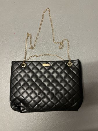 Schwarze Handtasche mit Goldkette - Top Zustand!