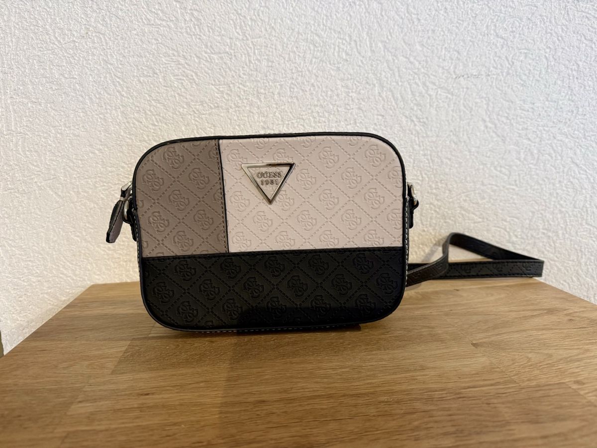 Guess Sonstige Kleidung & Accessoires: Sac Guess – Gebraucht aus Chavornay von Rosiecat