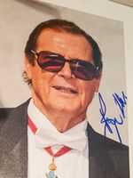 Roger Moore - Original Autogramm auf Foto
