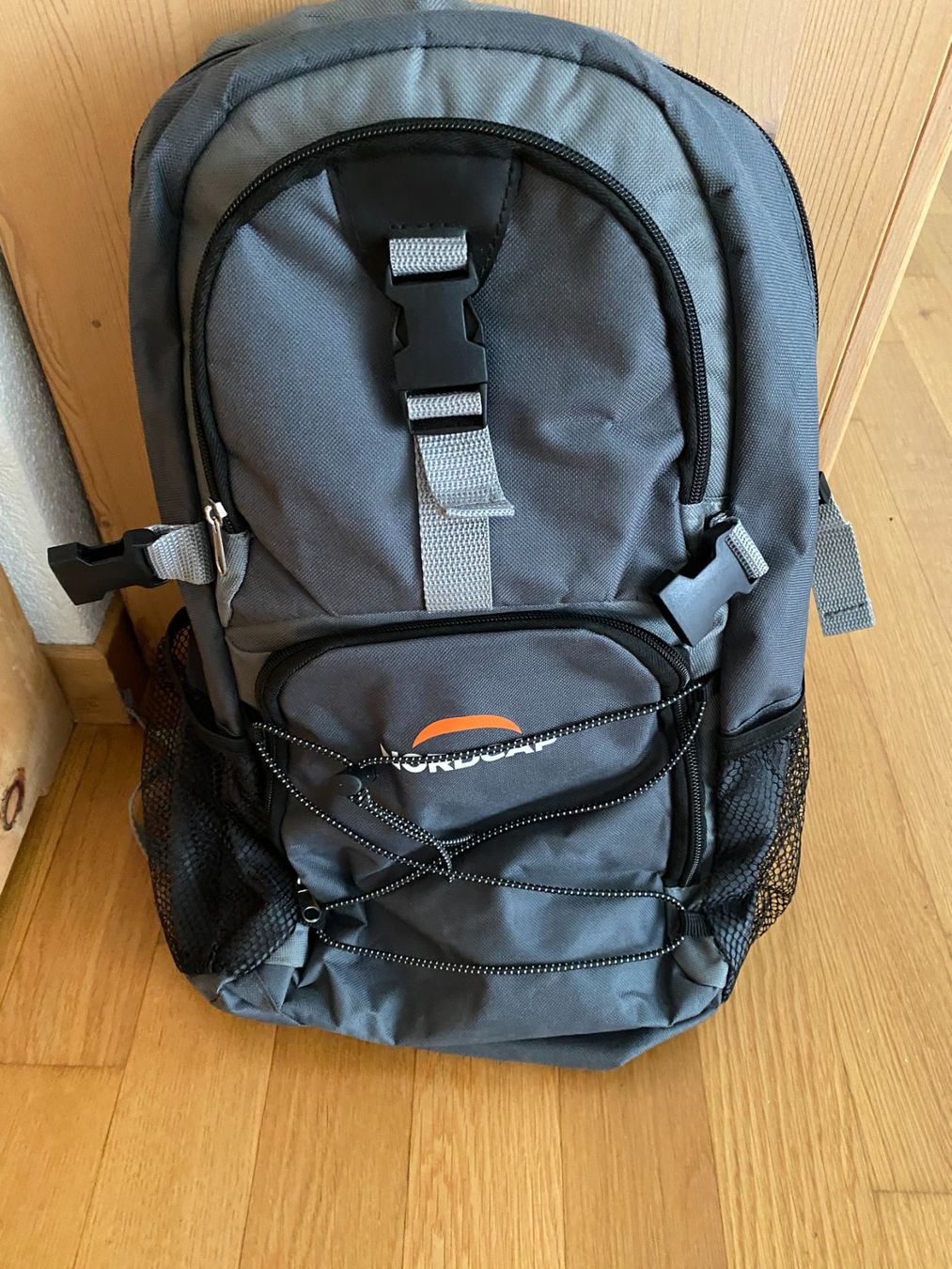 Nordace Zaini: Freizeitrucksack in Grau/Schwarz Marke Nordcap – Usato da Visp venduto da Sternli66 1