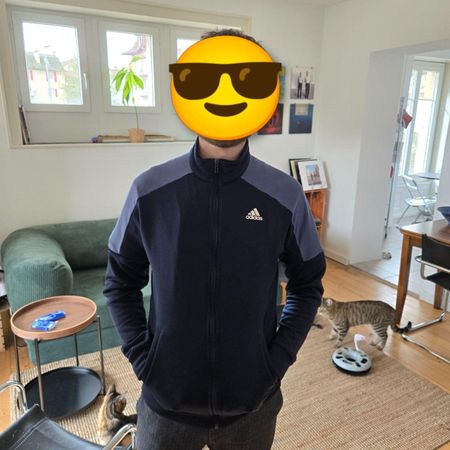 Veste de survêtement Adidas, taille M, parfait pour l'été!