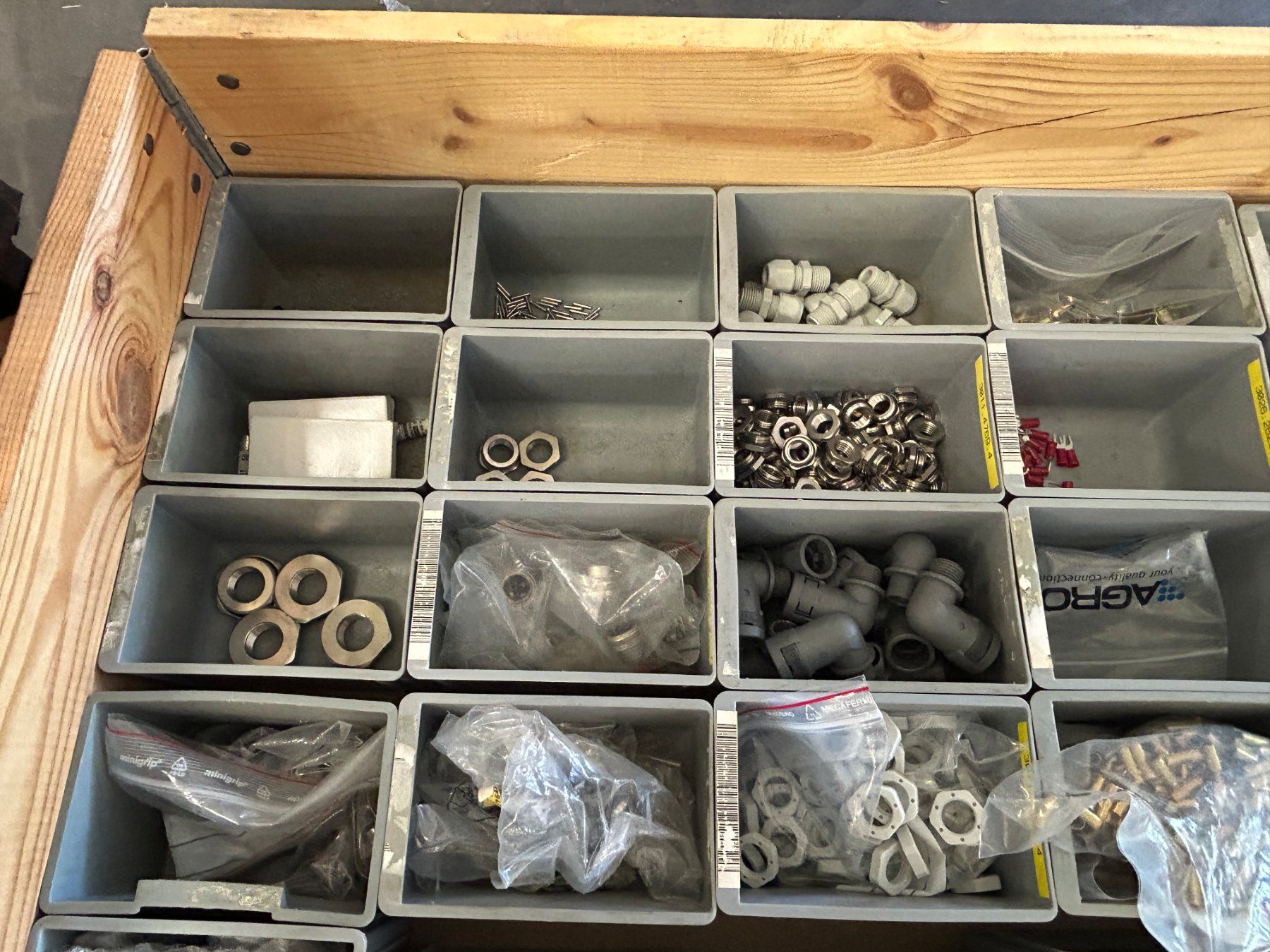 Stecker: Palette voller Elektromaterial – Neu (gemäss Beschreibung) aus Zofingen von Maschinenfabrik 2