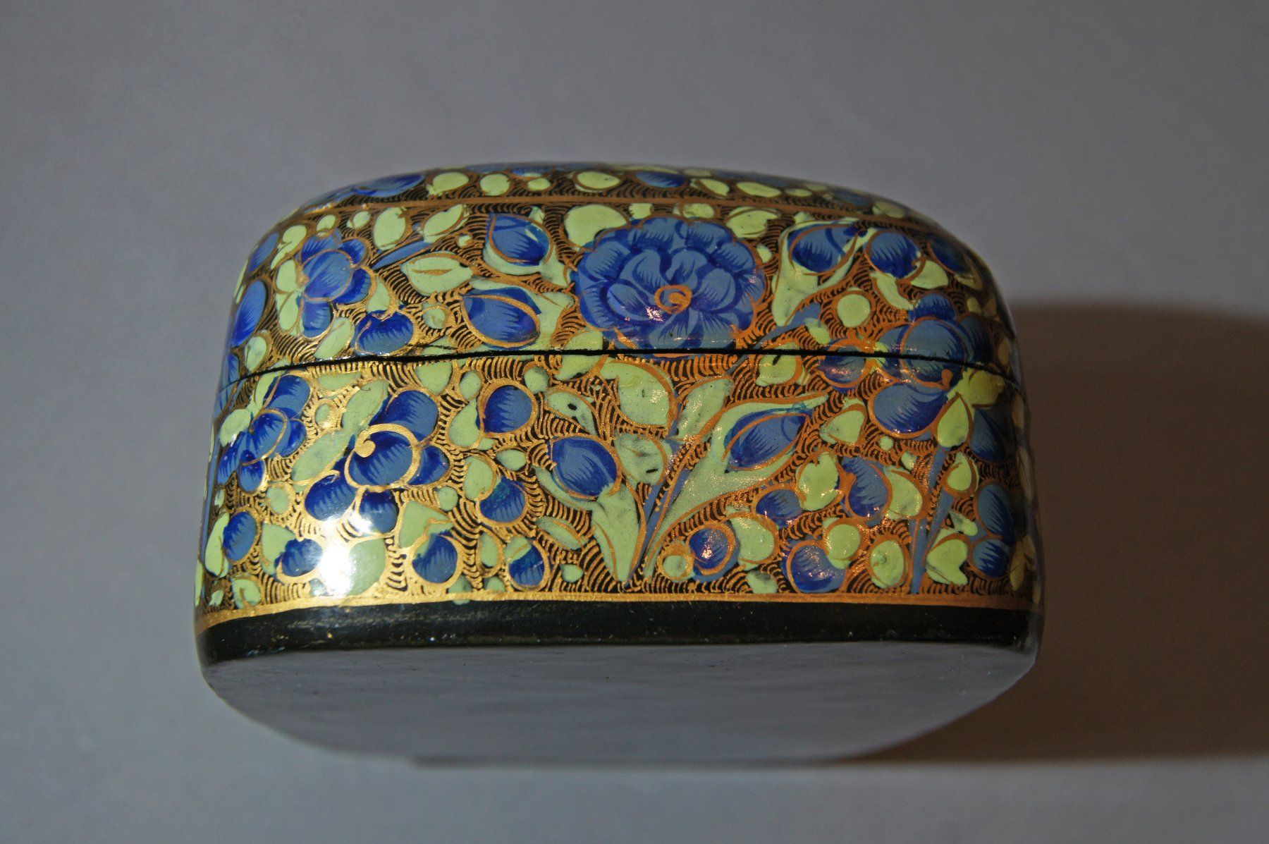 Portagioie: Wunderbare Deckeldose/Schatulle mit Blumenmuster & Vergold. – Usato da Geroldswil venduto da ARTEFACTO 4