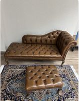 Liege Chesterfield mit Pouf