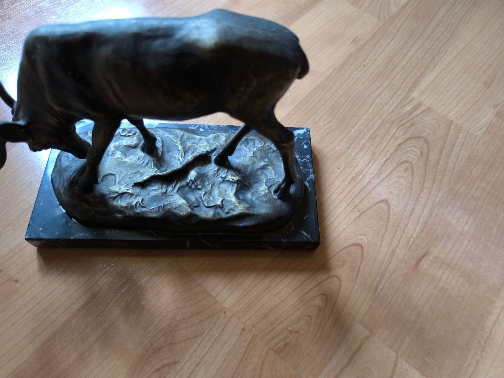Statuette: Antike Hirsch-Skulptur / Bronze-Optik auf echtem Marmor – Usato da Mühlehorn venduto da nat_nj8k 2