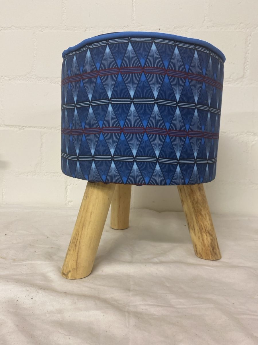 Sgabelli: 2 . Stylischer Hocker mit Holzfüssen – Usato da sursee venduto da trilli-tralli 6