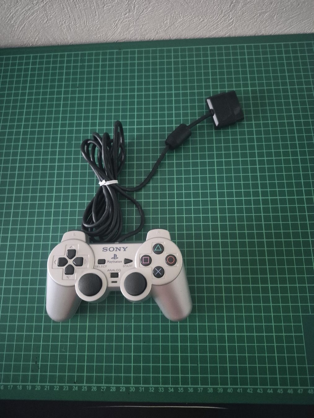 Sony Controller: Sony silver PS2 Controller  – Usato da Meyrin venduto da Retro-GZ