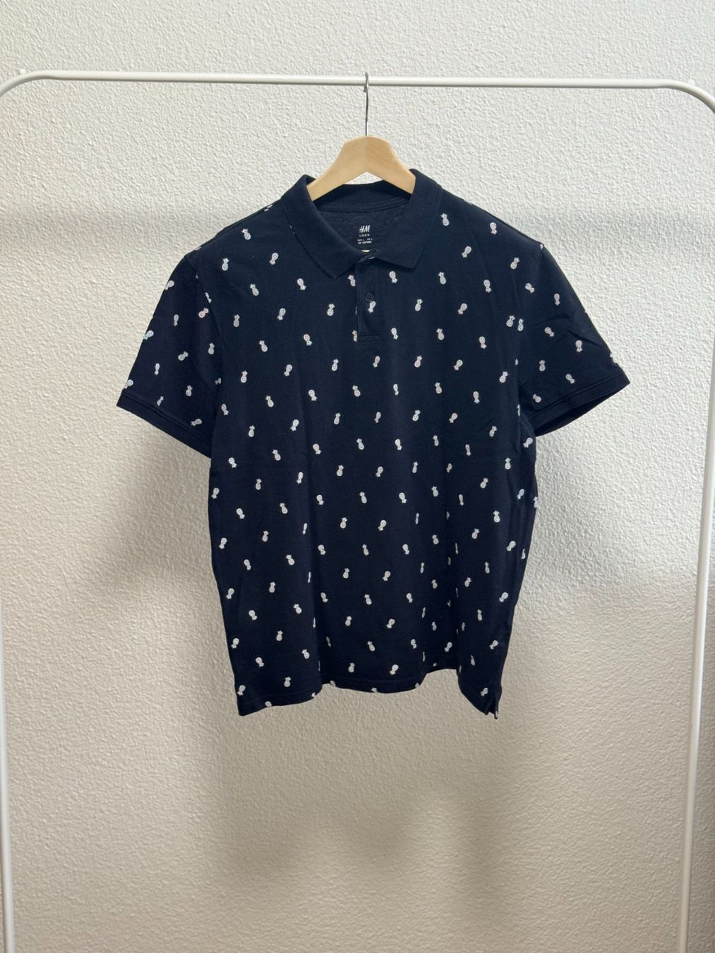 Magliette Polo: Schwarzer Polo mit Ananasicons Gr. L – Usato da Ebikon venduto da jov_w5ww