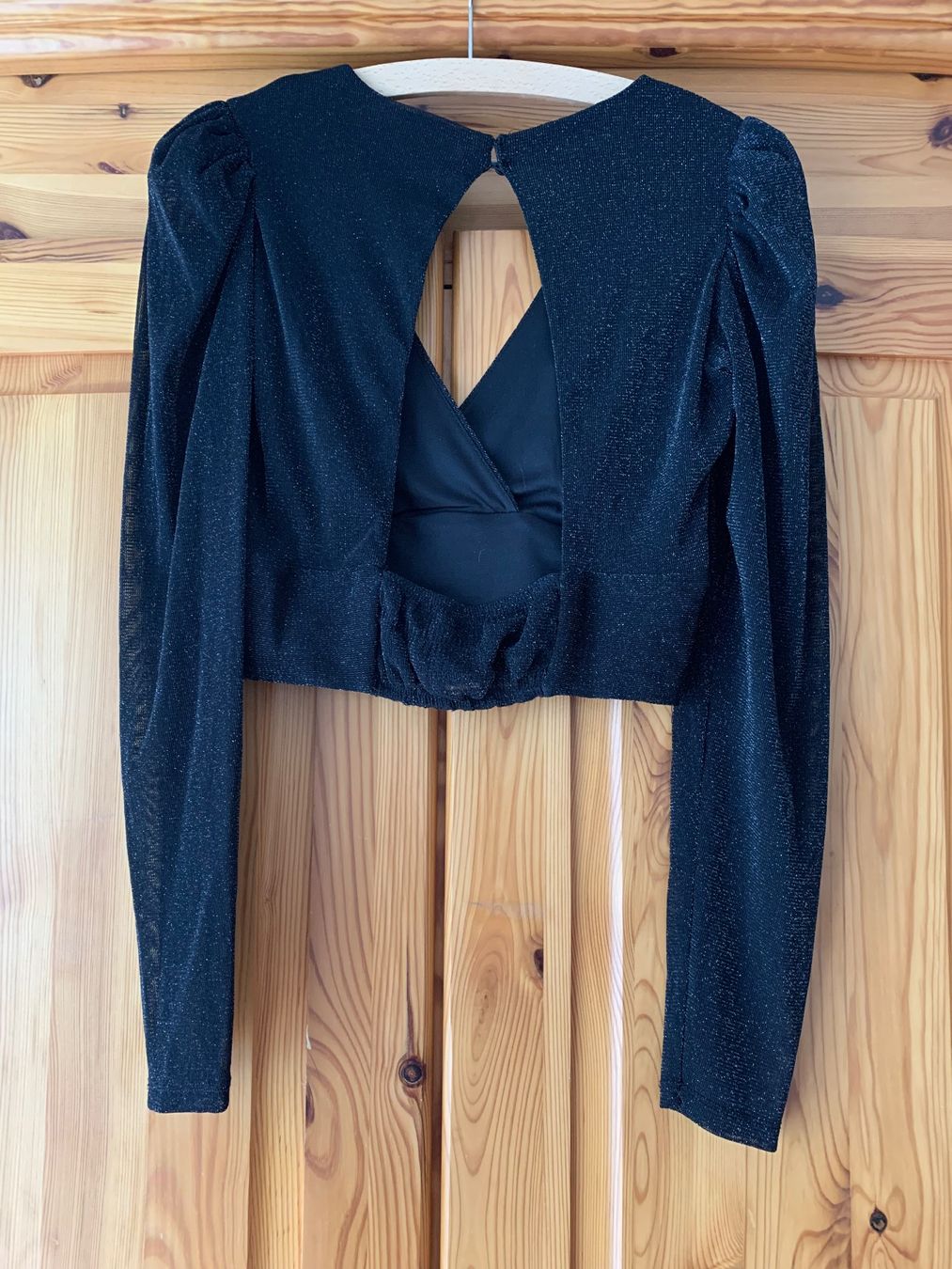 Bershka Top: Schwarzes glizerndes Croptop mit transparenten Ärmeln – Usato da Luzern venduto da Simona15 2
