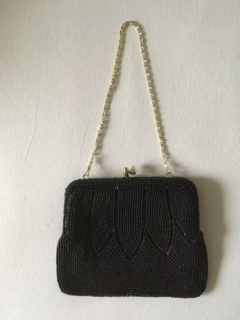 Schwarzes perlenbesticktes Abendtäschchen