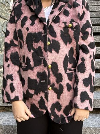 Extravaganter Blazer im Leopardenmuster mit goldenen Knöpfen