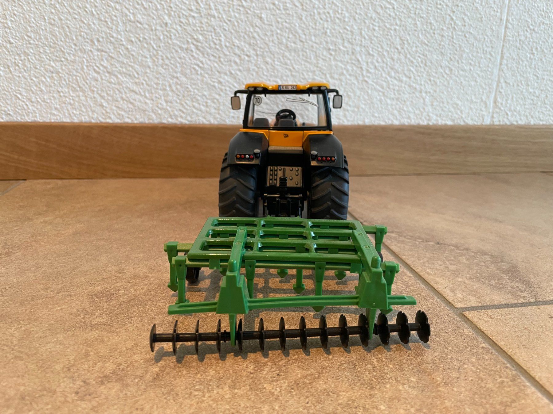 Jcb Trattori: SIKU JCB 8250 mit Schwergrubber – Nuovo e nell'imballaggio originale da Kreuzlingen venduto da Stefan1150 3