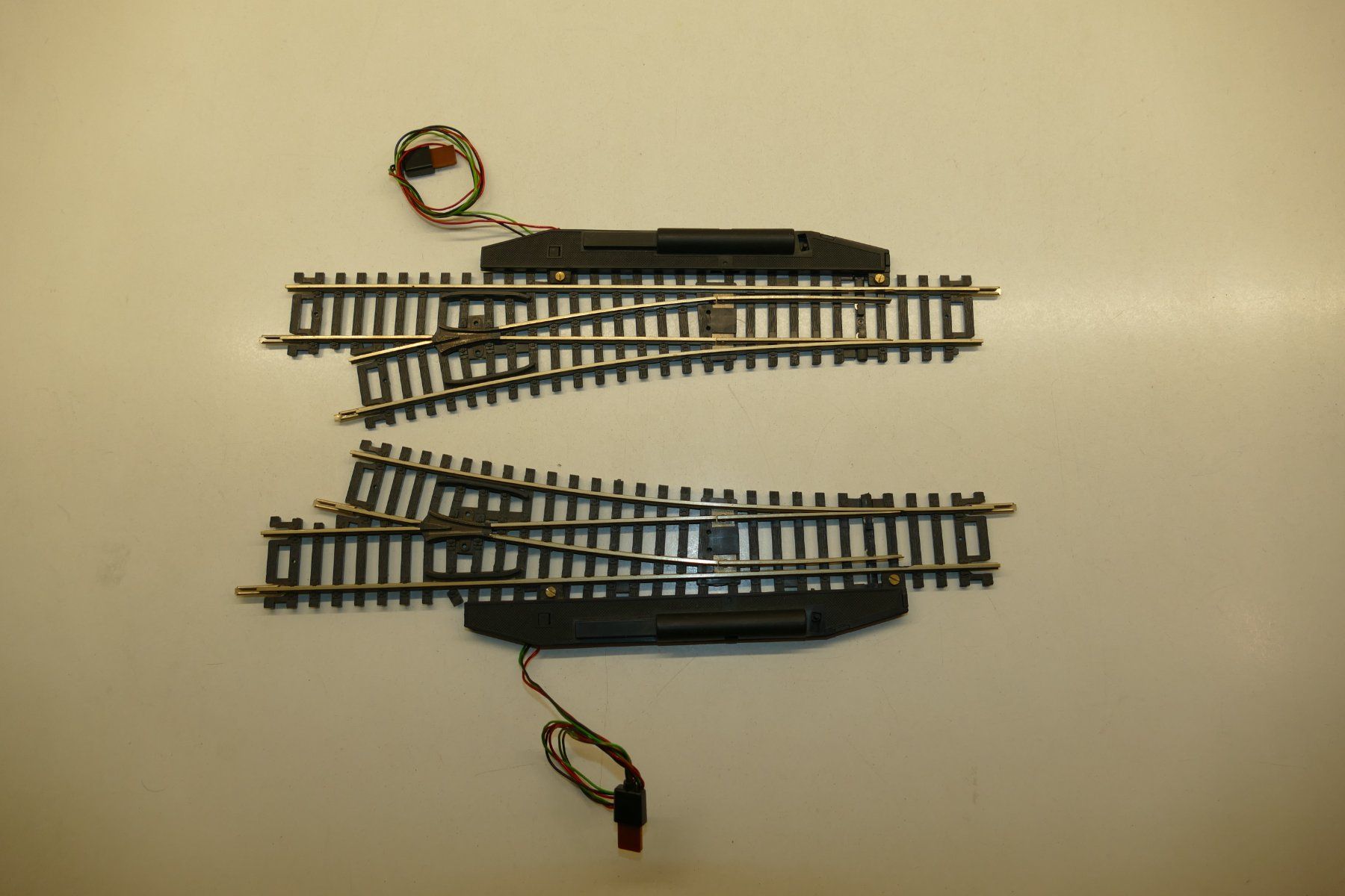 Roco Modelleisenbahnen: Roco H0: Elektrisches Weichenpaar 12,5° Einheit 4 – Gebraucht aus Niederhasli von rail-duerst