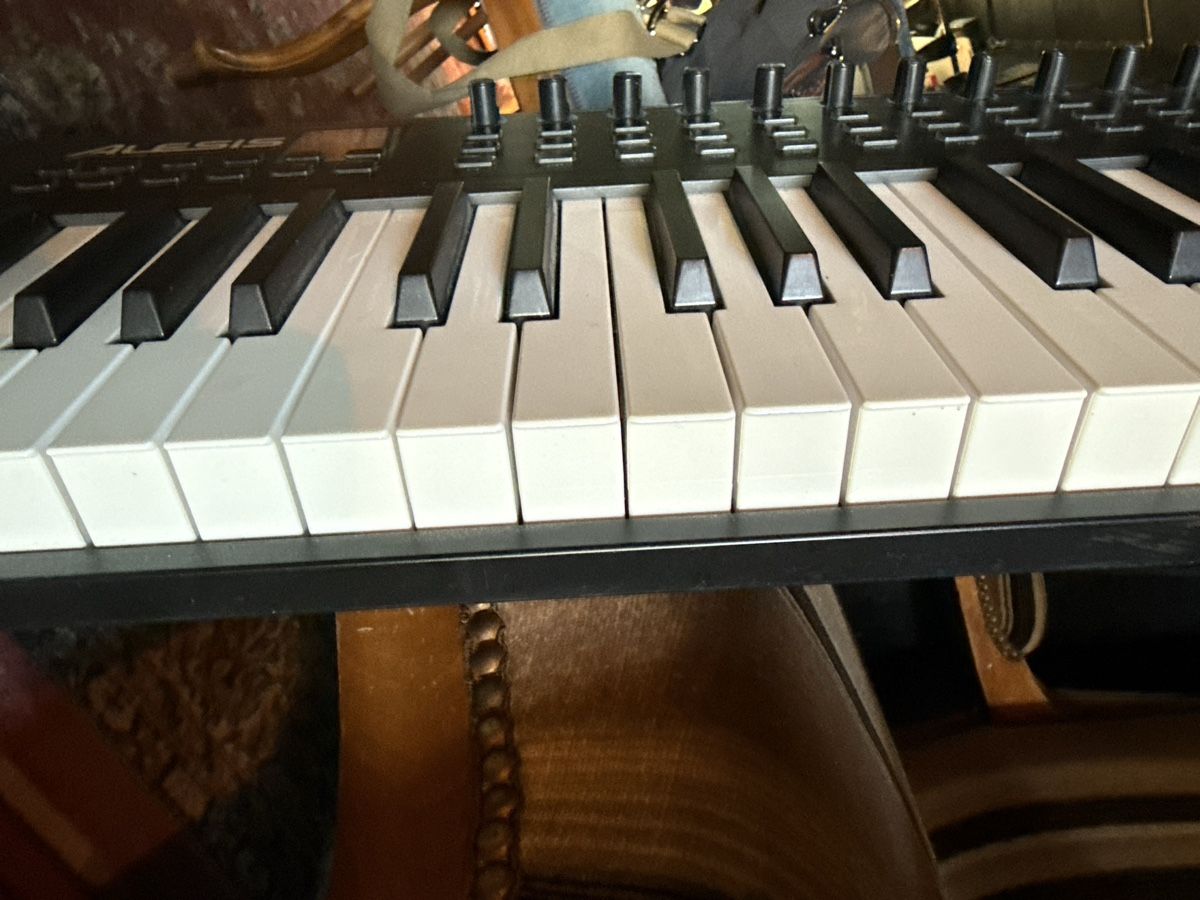 Alesis Strumenti musicali: Alesis V49 MIDI Keyboard – Usato da Zürich venduto da jonathanschneider 1