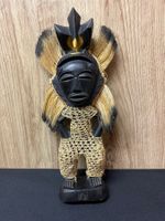 Afrikanische Figur aus Holz und Bast