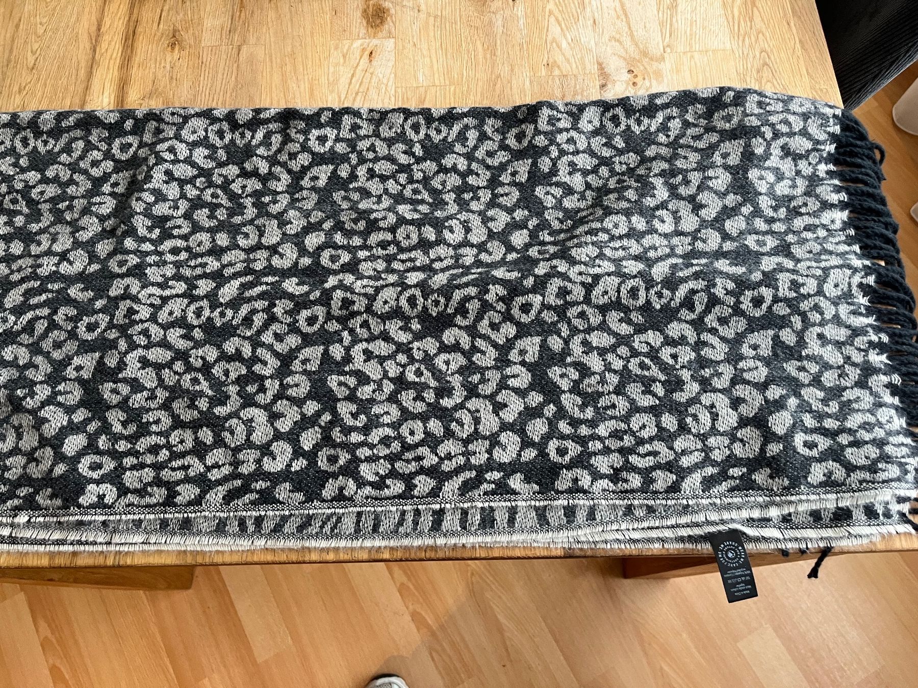 Foulard & Sciarpe: Damen Schal ca. 180x70 cm – Nuovo (secondo la descrizione) da Aarau Rohr venduto da Sara039