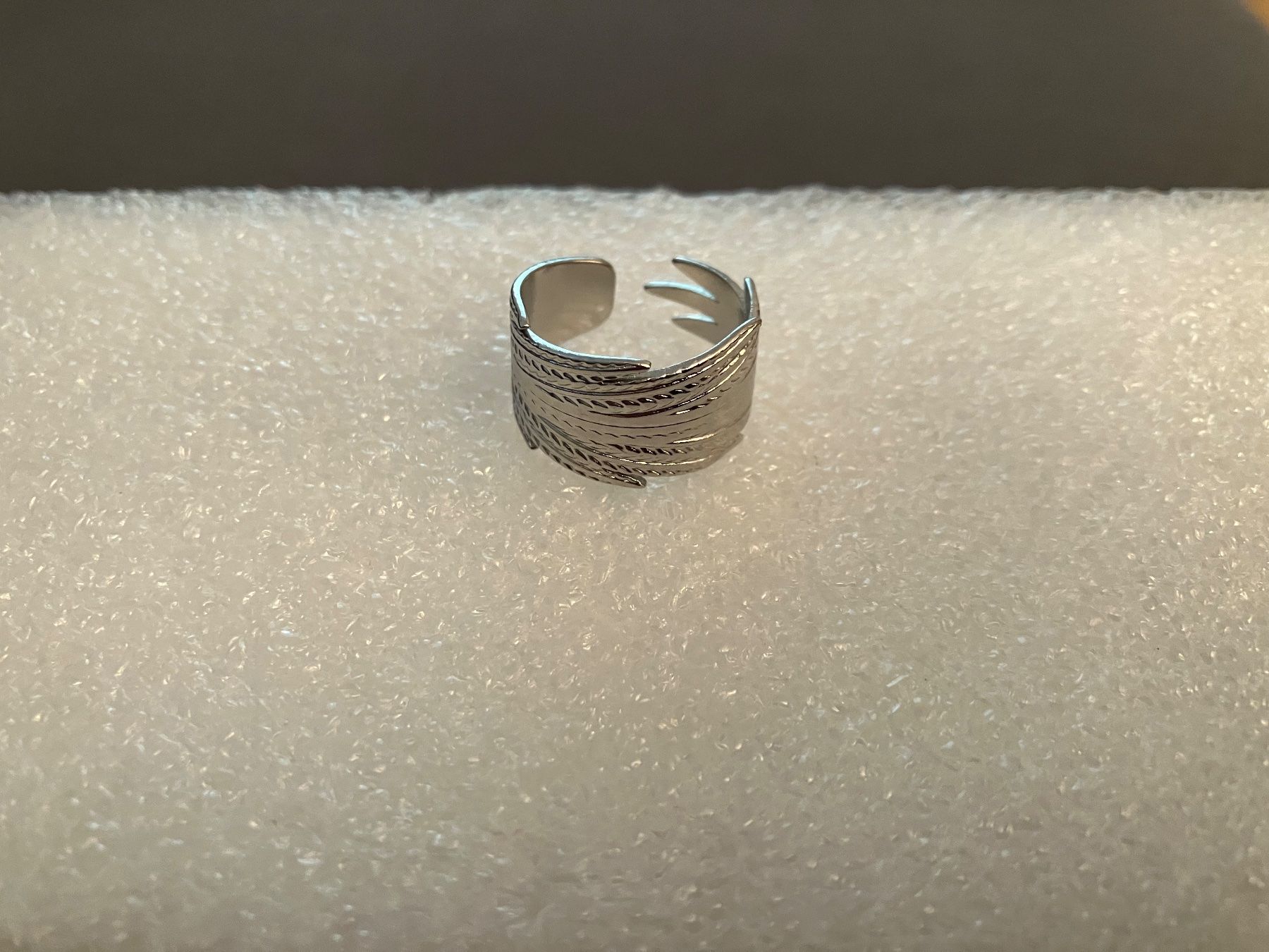 Ringe: Federförmiger modischer Edelstahl Ring, silberfarben, offen – Neu (gemäss Beschreibung) aus Affoltern am Albis von Dlotti 4
