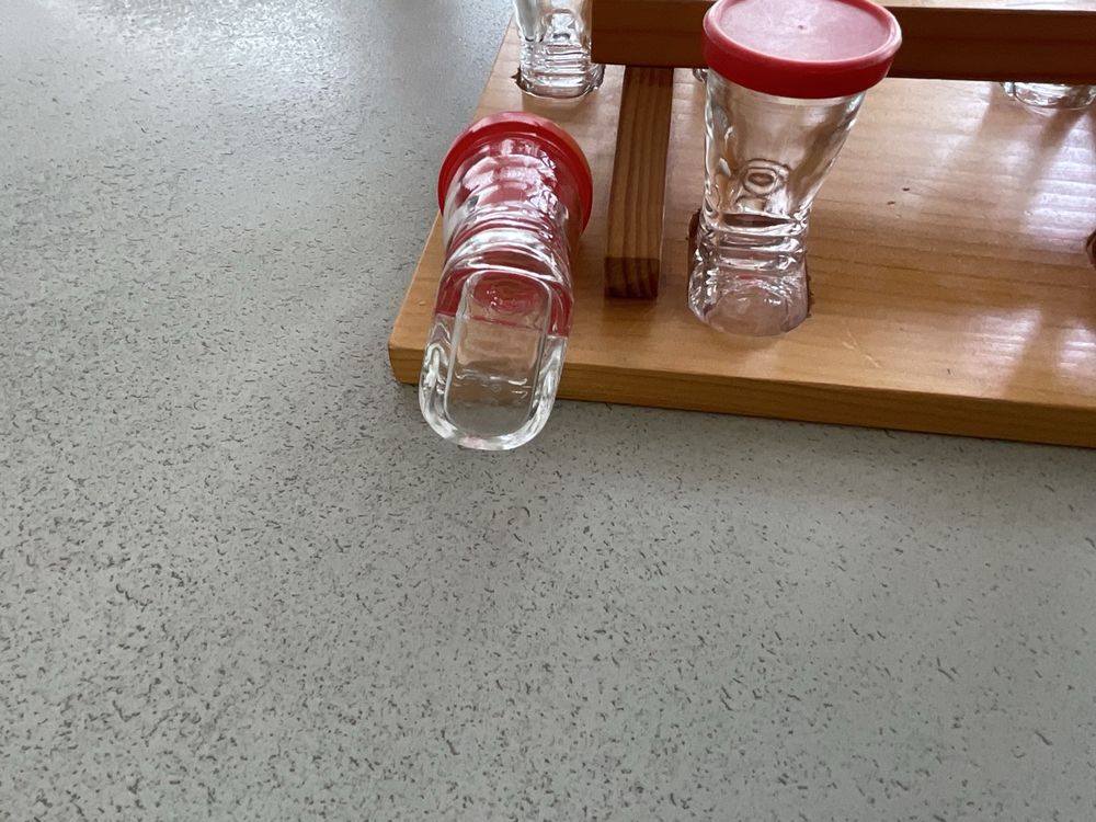 Verres: 8 petits verres à Schnapps en forme de botte sur une taloche – D'occasion à Cressier FR par M-I-M 2
