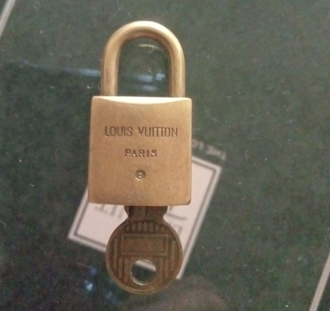 Cadenas: Louis Vuitton Schloss mit Schluessel Messing gebraucht – D'occasion à spreitenbach par duftkissen 1